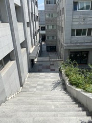 시험에 대한 안내가 없어 캠퍼스를 헤매다가 건물 사이 계단을 올라 패션주얼리과 건물을 찾게 되었다. /사진=민은미