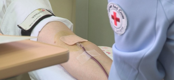 코로나19 확진자는 완치 후에도 헌혈할 수 없다는 소문이 최근 일부 커뮤니티를 통해 퍼져나가고 있다. 하지만 이는 사실이 아니다. 확진자도 완치 판정을 받고 일정 기간이 지나면 문제없이 헌혈할 수 있다. 헌혈 /연합뉴스