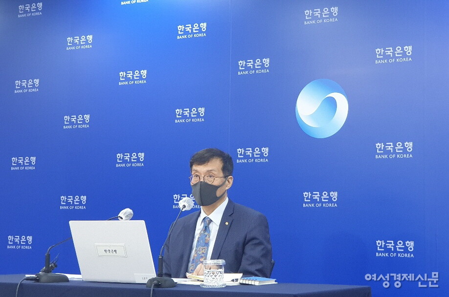 25일 이창용 한국은행 총재는 환율 상승에 따른 외환보유고 부족 우려에 대해 “한은이 환율을 걱정하는 것은 원화 절하에 따른 물가 상승 압력과 중간재 수입하는 기업들의 가격 변수 우려다”라고 말했다. /최주연 기자