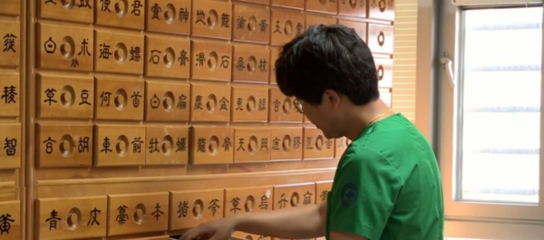 한의약을 통한 치매 예방 사업이 본격 추진되면서 기존 의료계와 대립도 심화하고 있다. 한의학계는 음악요법·웃음요법 등 종합적인 접근으로 경도 치매 환자의 치매 진행 정도를 늦출 수 있다고 주장하고 있다. /연합뉴스