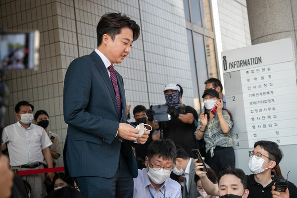 국민의힘 이준석 전 대표가 17일 오후 양천구 서울남부지방법원에서 열린 당 비상대책위원회 효력정지 가처분 신청 사건의 심문을 마친 후 법원을 빠져나오고 있다. /국회사진기자단=연합뉴스