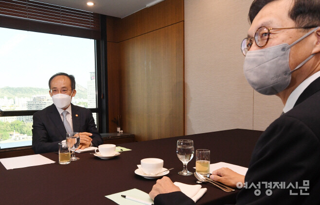 이창용 한국은행 총재가 지난 5월 16일 한국프레스센터에서 추경호 부총리 겸 기획재정부 장관과 조찬간담회를 갖고 환담을 나누고 있다. /기획재정부