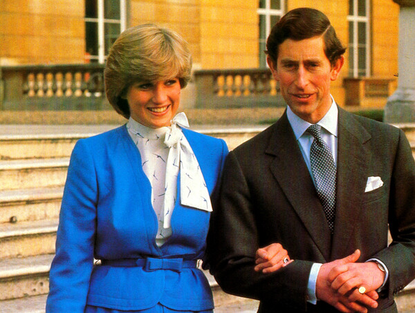 1981년 2월 24일, 사파이어가 메인스톤으로 장식된 약혼반지를 착용한 다이애나비와 찰스 왕세자. /사진=“Princess Diana Memorabilia” by Joe Haupt is licensed under (CC BY-SA 2.0)