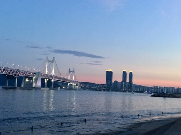 이번 추석은 부모님이 없는 고향 부산 바다로 갈 심산입니다. 다시 돌아간 광안리에서 옛 친구와 보름달을 보며 ‘Sea of Heart Break’ 노래를 부르려 합니다. /사진=최익준