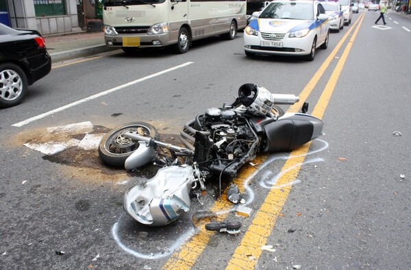 트럭과 충돌한 오토바이 /연합뉴스