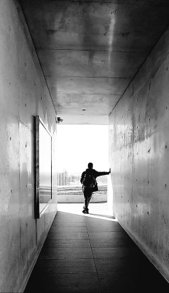 출구를 바라보고 있는 필자. 여행은 피곤한 삶에 돌파구를 마련해 주는 귀한 역할도 한다. 단, 돌아오는 조건으로 /사진=한익종