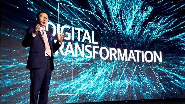  구현모 KT 대표가 8월 30일 서울 송파구 소피텔 앰배서더 서울 호텔에서 열린 'KT 민영화 20주년 기념식'에서 '더 나은 디지털 세상을 만들어가는 DIGICO KT' 주제로 발표하고 있다. /연합뉴스