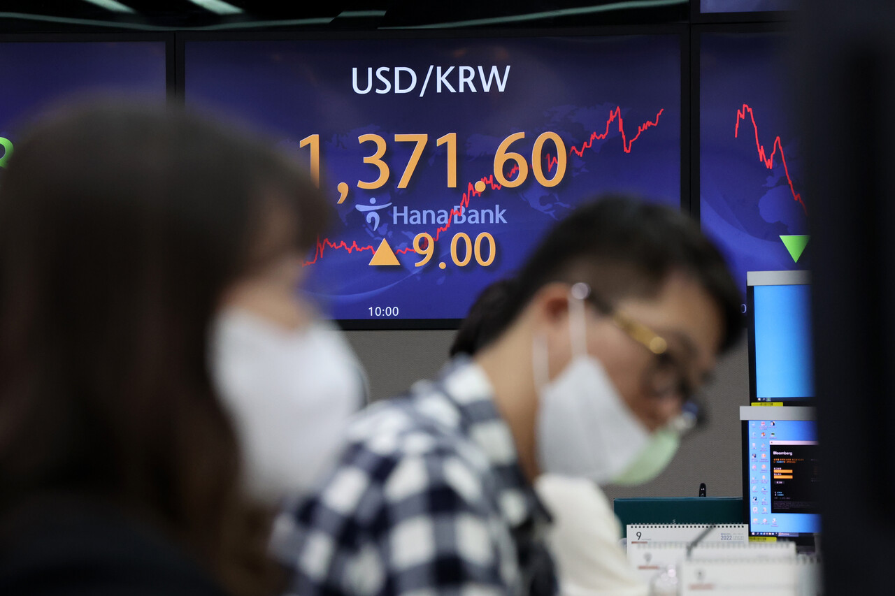 지난 5일 원‧달러 환율은 전 거래일 보다 2.4원 오른 1365원에 개장해 오전 11시 15분께 1370원을 돌파하며 연고점을 경신했다. /연합뉴스