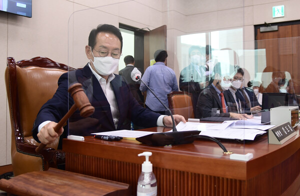 김도읍 국회 법제사법위원장이 6일 오후 국회에서 열린 법제사법위원회 전체회의에서 종합부동산세법(종부세법) 일부개정법률안 등 안건 상정을 위해 의사봉을 두드리고 있다. /국회사진기자단=연합뉴스