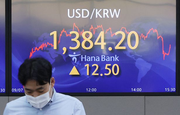 지난 7일 원달러 환율이 급등하며 13년 5개월 만에 1380원대를 돌파했다. 서울 중구 하나은행 본점 딜링룸에서 직원이 업무를 보고 있다. /연합뉴스