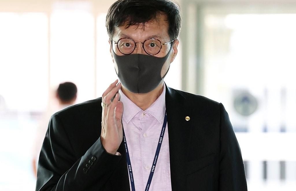 지난달 14일 이창용 한국은행 총재가 인도네시아 발리에서 열리는 주요 20개국(G20) 재무장관·중앙은행 총재회의 참석을 위해 인천국제공항에서 출국 기자회견을 하고 있다. /연합뉴스