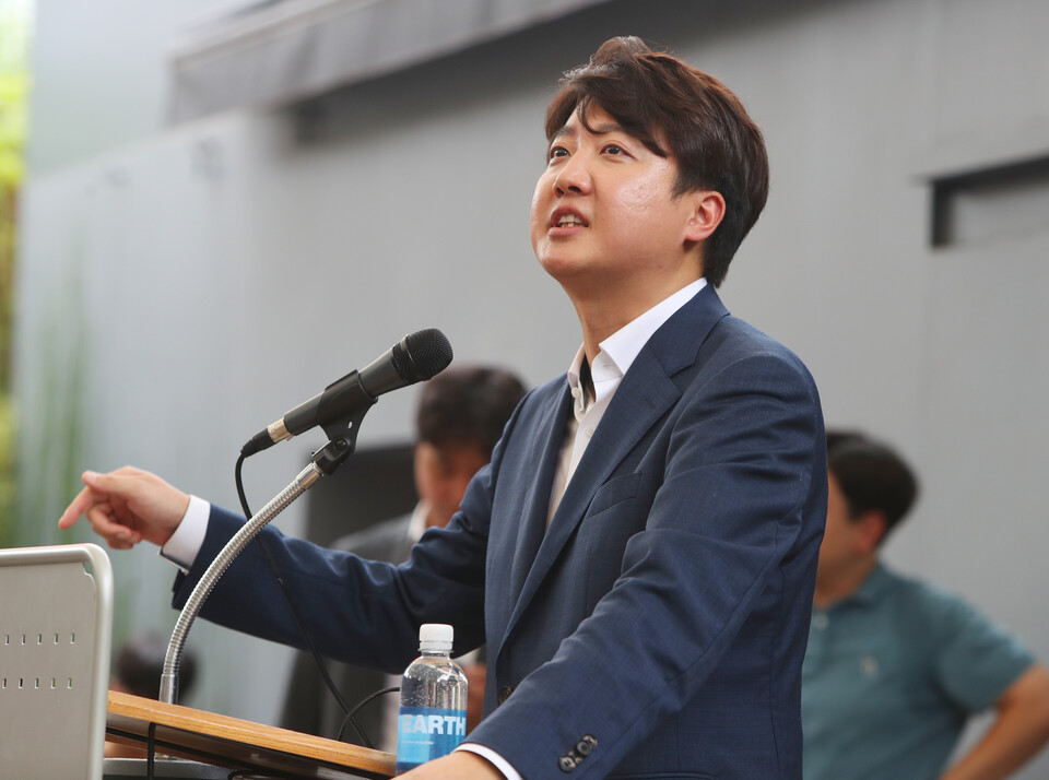 이준석 국민의힘 전 대표가 4일 오후 대구 중구 김광석 거리에서 당원들과 만나 발언하던 중 눈시울을 붉히고 있다. 이 전 대표는 기자회견 방식으로 지역 당원들과 시민들을 만났다. /연합뉴스