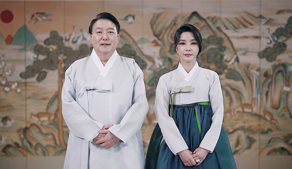윤석열 대통령과 부인 김건희 여사가 9일 영상으로 추석 인사를 전하고 있다. /연합뉴스