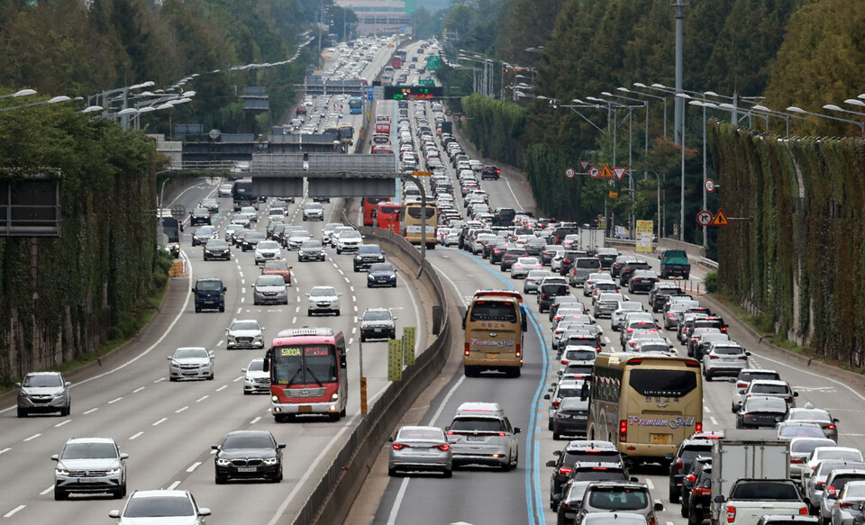 추석 연휴 사흘째인 11일 오전 서울 서초구 잠원IC 부근 경부고속도로 상(왼쪽)·하행선의 모습. /연합뉴스