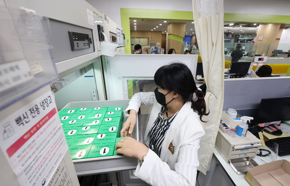 국내 1호 코로나19 백신 스카이코비원 접종 시행 첫날인 지난 9월 5일 오전 서울 송파구보건소 예방접종실에서 의료진이 백신냉장고에 입고된 스카이코비원을 확인하고 있다. /연합뉴스