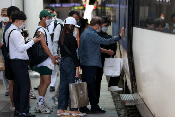 지난 7일 서울역에서 시민들이 마스크를 착용한 채로 기차에 탑승하고 있다. /연합뉴스