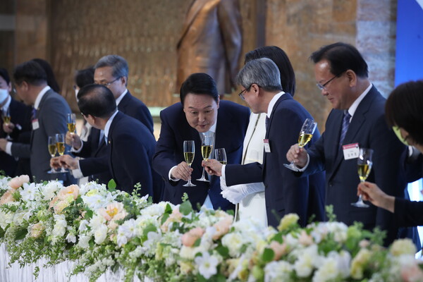 윤석열 대통령이 지난 5월 10일 서울 여의도 국회 로텐더홀에서 열린 대통령 취임 경축 연회에서 김명수 대법원장과 건배하고 있다. 건배에 사용된 술은 6개 지역의 전통 우리 술로 알려졌다. /연합뉴스