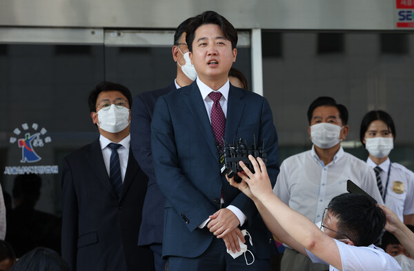국민의힘 이준석 전 대표가 지난 8월 17일 오후 서울남부지법에서 당 비상대책위원회 효력을 정지해달라며 낸 가처분 신청 사건의 심문을 마친 뒤 취재진의 질문에 답변하고 있다. 이날 이 전 대표 지지 당원들의 모임 '국민의힘 바로세우기'(국바세) 소속 1500여 명이 비슷한 취지로 낸 효력정지 가처분 신청 사건도 같은 시각, 같은 법정에서 함께 심문이 진행됐다. /공동취재=연합뉴스