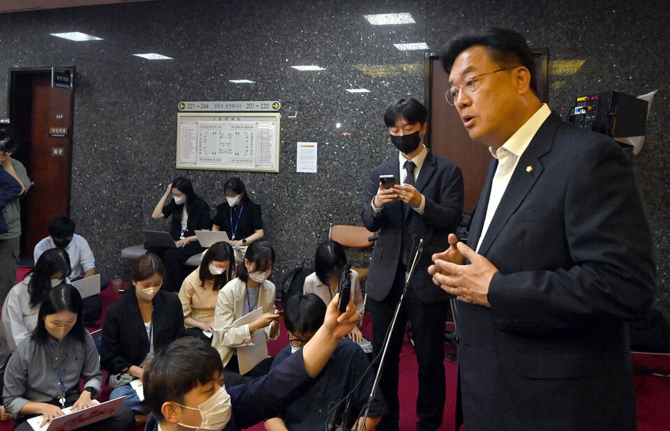 국민의힘 정진석 비상대책위원장이 13일 오전 국회 대표실 앞에서 취재진의 질문에 답하고 있다. /국회사진기자단=연합뉴스