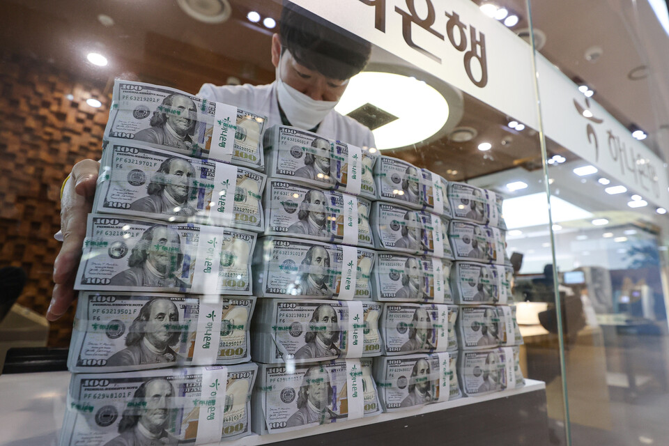 6일 서울 중구 하나은행 위변조대응센터에서 직원이 달러를 정리하고 있다. /연합뉴스