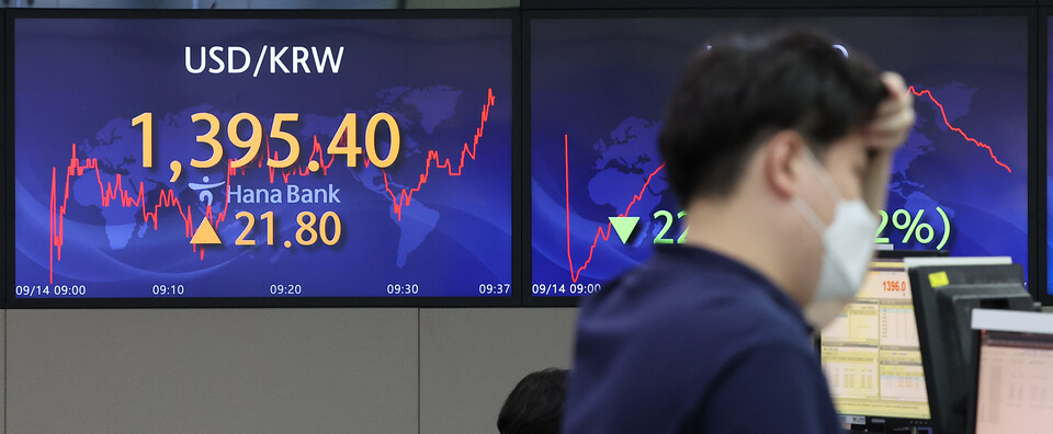 인플레 공포에 미국 증시가 폭락한 14일 서울 중구 하나은행 딜링룸에 원·달러 환율이 표시돼 있다. /연합뉴스