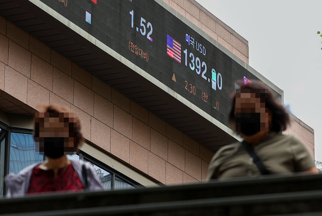 경기침체와 물가상승이 동반하는 스태그플레이션 우려가 짙어진 14일 서울 중구 하나은행 외벽에 1392원을 기록한 환율이 표시돼 있다. /연합뉴스