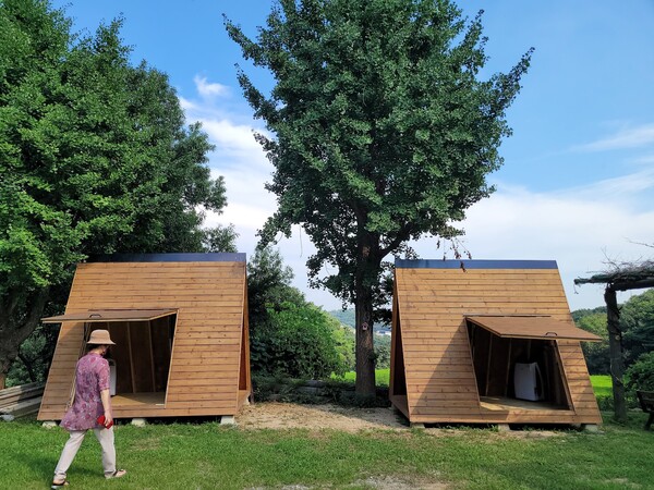 잔디밭에 조성된 카렌시아(오두막)에서 풀멍을 즐길 수 있다. /사진=김성주