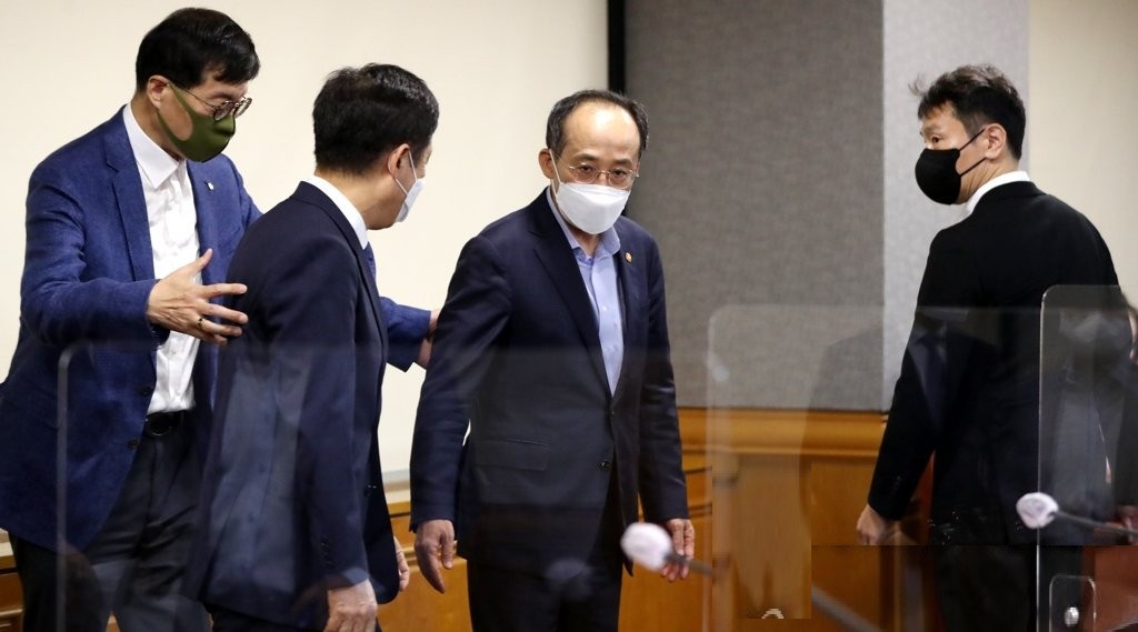 추경호 경제부총리 겸 기획재정부 장관이 지난 7월 28일 서울 중구 은행회관에서 열린 비상 거시경제금융회의에서 이동하고 있다. 왼쪽부터 이창용 한국은행 총재, 김주현 금융위원장, 추 부총리, 이복현 금융감독원장. /연합뉴스