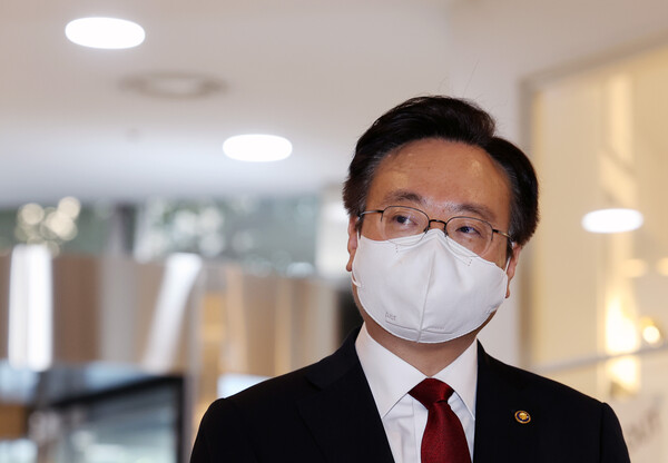 조규홍 보건복지부 장관 후보자가 8일 오전 서울 서대문구 국민연금공단 충정로 사옥으로 출근하며 취재진 질문에 답하고 있다. /연합뉴스