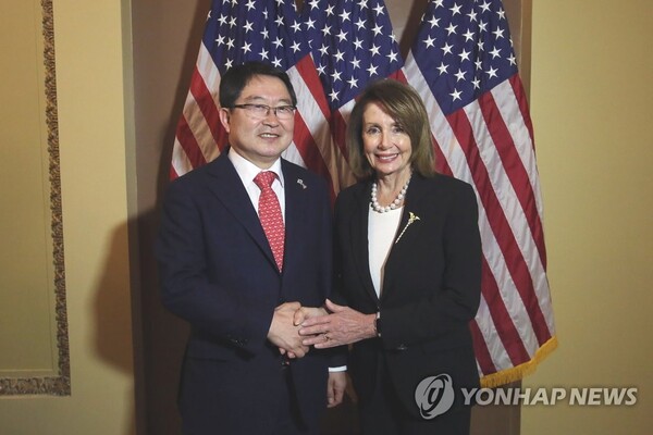 미국을 방문 중인 자유한국당 백승주 의원이 2019년 2월 12일(현지시간) 워싱턴DC 국회의사당에서 낸시 펠로시 하원의장을 만나 인사하고 있다. /연합뉴스