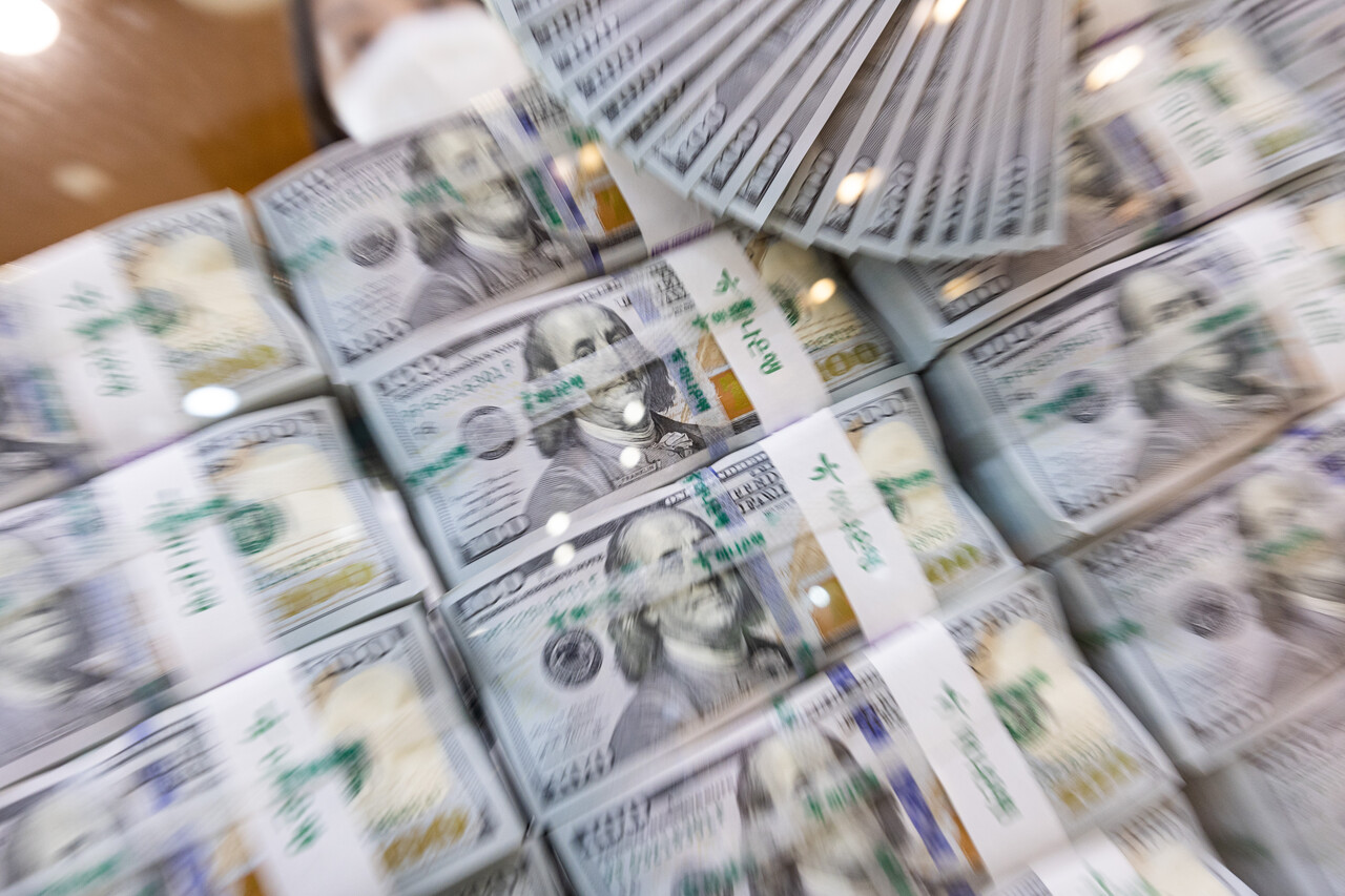 16일 금융시장에 따르면 역외 시장에서 원‧달러 1개월물은 1399.23원(오전 8시 34분 기준)으로 지난 15일 국내 정규장에서 기록한 연고점 1397.9원을 넘어섰다. /연합뉴스