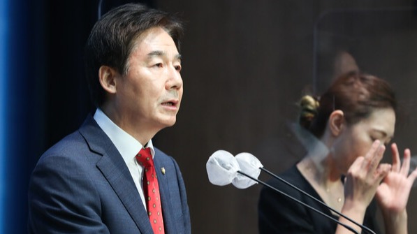 국민의힘 이용호 의원이 15일 국회 소통관에서 원내대표 출마기자회견을 하고 있다. /국회사진기자단=연합뉴스