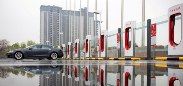 중국 베이징에 있는 테슬라 전용 전기차 충전기 '슈퍼 차저'. /연합뉴스