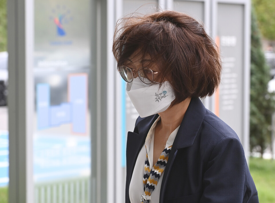 뇌물수수와 직권남용권리행사방해 혐의로 기소된 은수미 전 성남시장이 16일 오전 경기도 수원시 영통구 수원지방법원에서 열린 1심 선고 공판에 출석하고 있다. /공동취재=연합뉴스