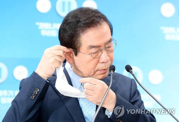 고(故) 박원순 서울시장이 2020년 4월 서울시청 브리핑룸에서 자영업자 생존자금 지원 정책 발표를 위해 마스크를 벗고 있다. /연합뉴스
