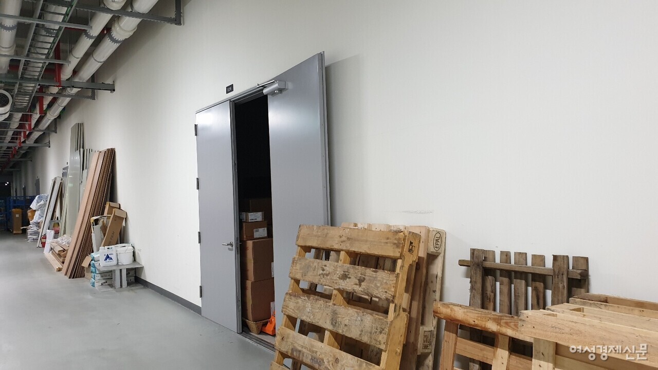 중앙대 광명병원 행정동이 위치하는 상가 건물 지하 2층에는 짐을 옮길 때 사용하는 팔레트가 겹겹이 기대 서 있었다. /최주연 기자