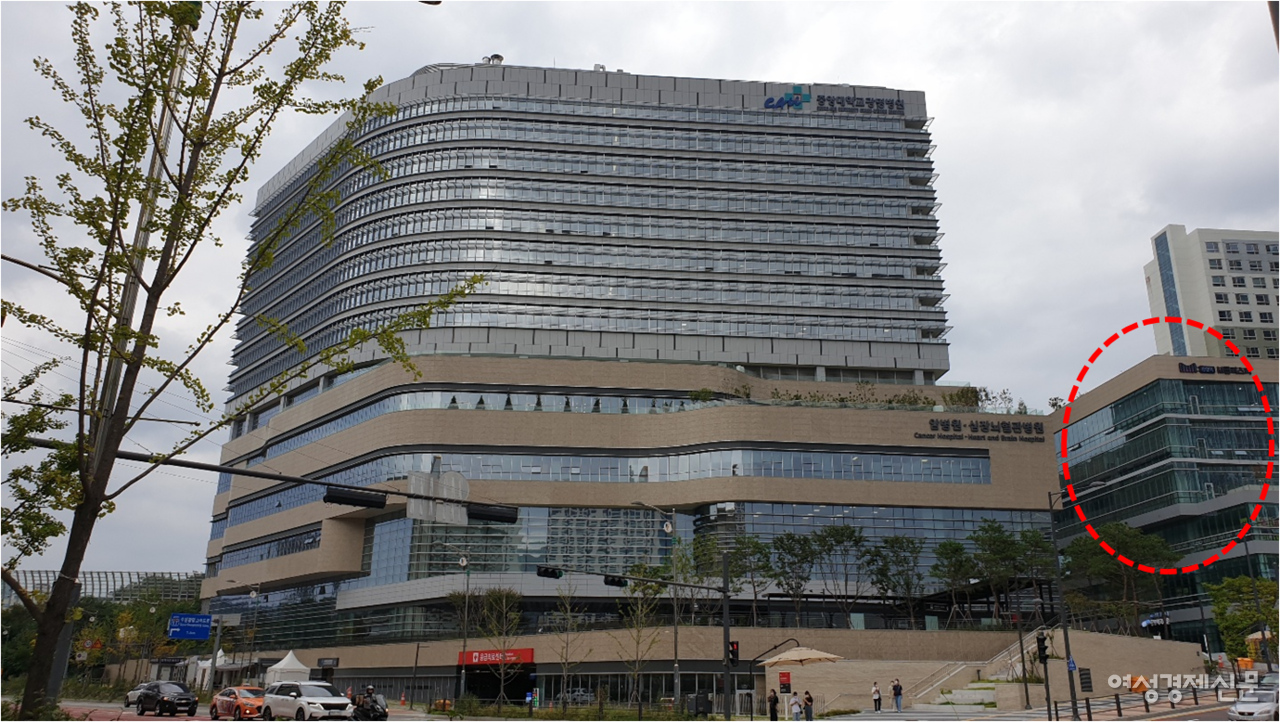 중앙대학교 광명병원 행정 직원들은 병원 옆 상가 건물(빨간 점선 표시)로 출근한다. 이 병원의 행정동이 통째로 이곳 지하 2층에 자리하고 있기 때문이다. /최주연 기자