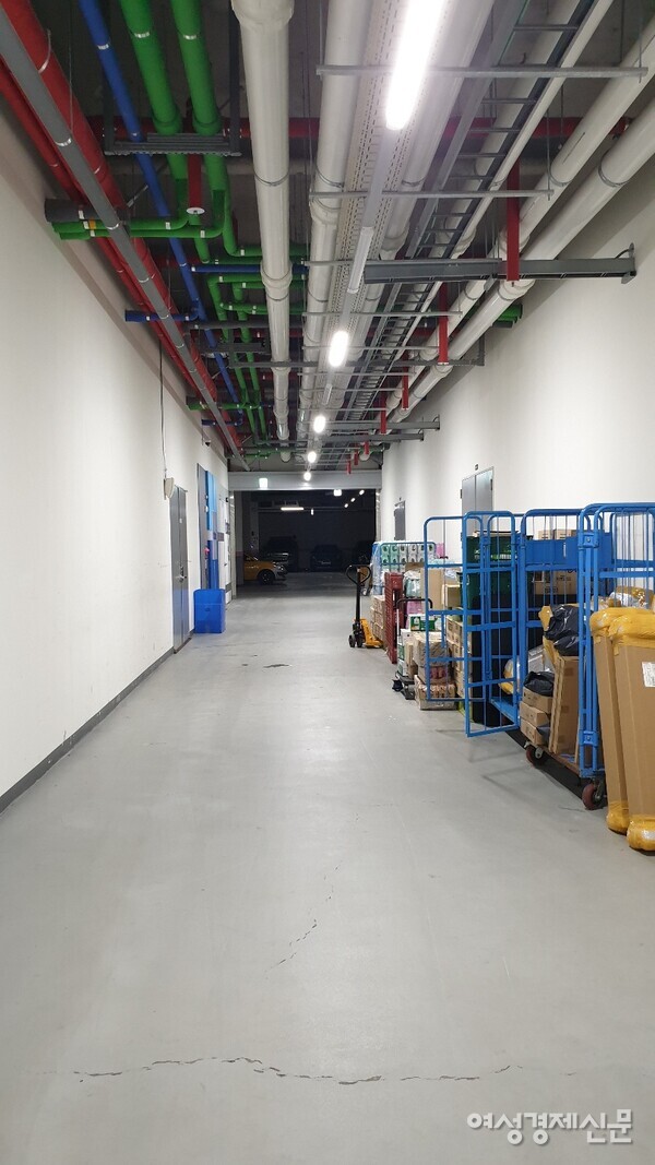 행정동 배치도가 가리키는 대로 사무 공간에서 조금만 걸어 나가면 지하주차장으로 이어진다. /최주연 기자