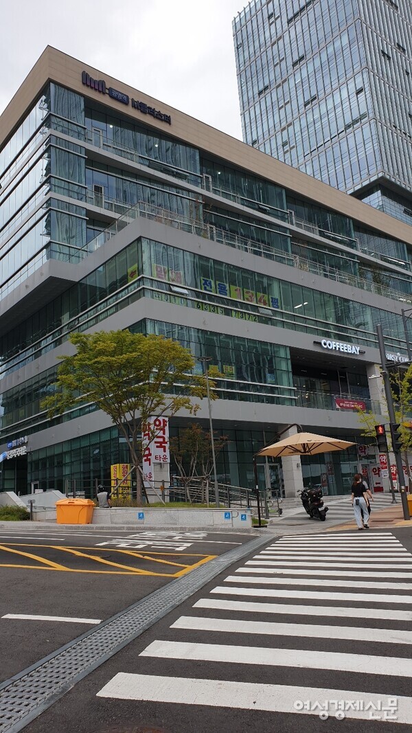 중앙대학교 광명병원 행정 직원들이 출근하는 병원 옆 상가건물. 지하에 120여 명이 들어가 있는 것과는 달리 임대 광고 붙은 지상은 한가롭다. /최주연 기자