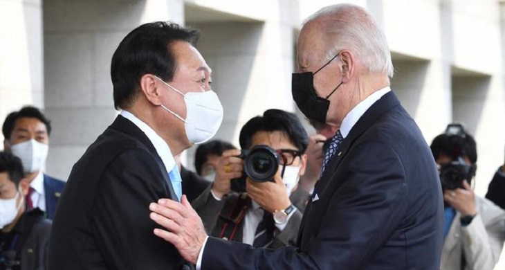 윤석열 대통령이 지난 5월 한국에서 열린 정상회담에서 바이든 미국 대통령과 인사를 나누고 있다. /AP=연합뉴스