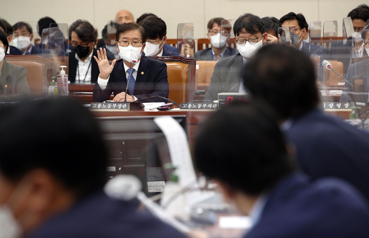 이정식 고용노동부 장관이 지난 15일 오후 국회에서 열린 환경노동위원회 전체회의에서 '노란봉투법'관련 여야 의원들의 질문에 답하고 있다. /연합뉴스