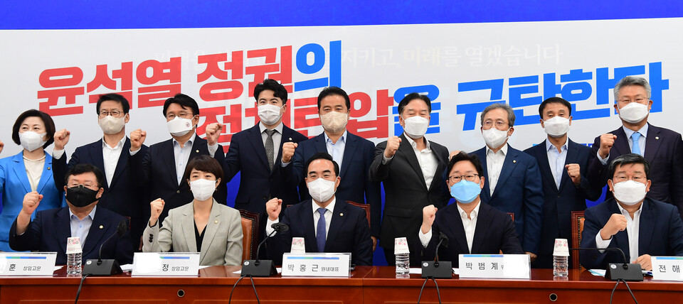 더불어민주당 박홍근 원내대표와 박범계 윤석열정권정치탄압대책위원장이 19일 오전 국회에서 열린 윤석열정권정치탄압대책위원회 전체회의에서 참석자들과 기념 촬영을 하고 있다. / 연합뉴스