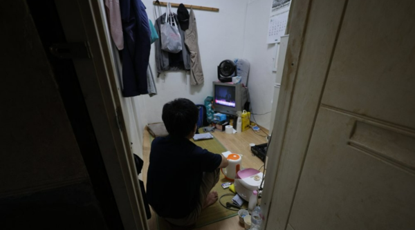 더운 날씨를 보인 지난 8월 1일 오후 서울 중구 남대문 쪽방촌에서 한 주민이 선풍기 바람을 쐬고 있다. /연합뉴스