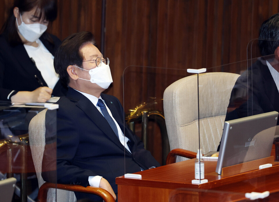 더불어민주당 이재명 대표가 19일 오후 국회에서 열린 본회의에서 서영교 의원의 대정부 질문을 경청하고 있다. /국회사진기자단=연합뉴스