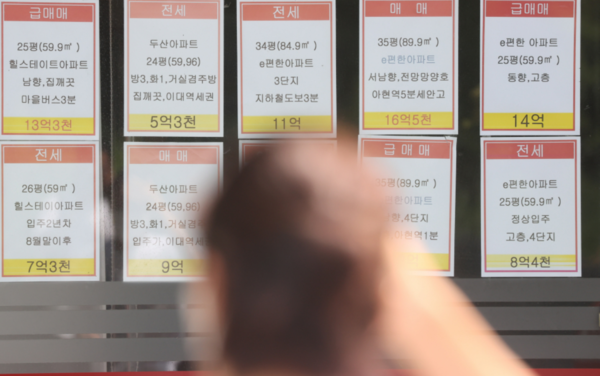 최근 부동산 시장에 ‘전세 사기’ 문제가 속출하면서 비상등이 켜졌다. 사진은 지난달 26일 서울 시내 부동산 중개업소 모습. /연합뉴스