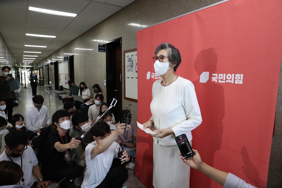국민의힘 이양희 윤리위원장이 18일 오후 국회에서 열린 중앙당 윤리위원회 시작 전 브리핑을 하고 있다. /공동취재=연합뉴스