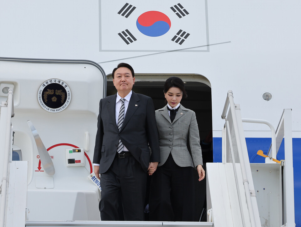 윤석열 대통령과 김건희 여사가 22일(현지시간) 캐나다 토론토 피어슨 국제공항에 도착, 공군 1호기에서 내리고 있다. /연합뉴스