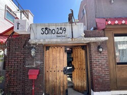 소호 거리를 조성하며 처음 생긴 게스트하우스. 대문 위 펌프가 상징적이다. /사진=박재희