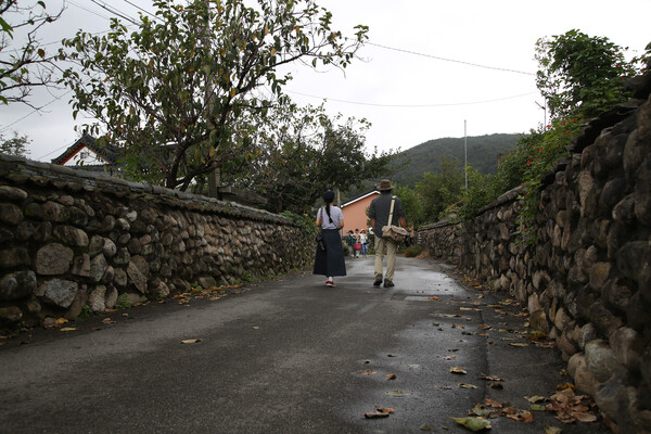어깨 높이로 올린 돌담에도 대문은 없는 집이 많다. /사진=여행작가협회 임인학