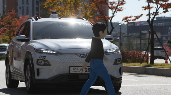 도심 도로를 운행하고 있는 레벨4 수준 자율주행차 /연합뉴스